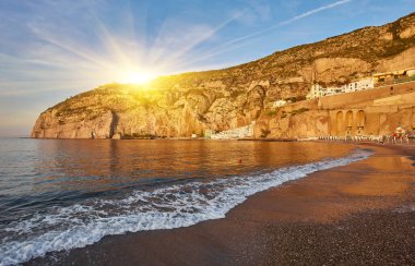 İtalya 'da Sorrento yakınlarında küçük bir köy olan Meta di Sorrento plajları ve denizi.