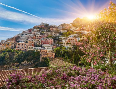 Görünüm Positano şehir çiçeklerle, Amalfi Coast, İtalya