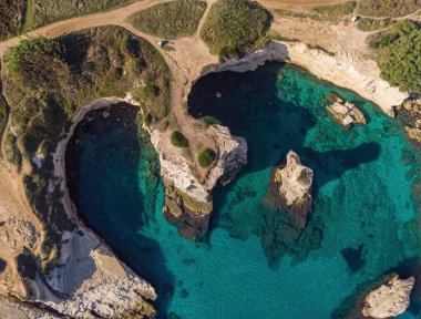 Salento kıyı şeridinin hava manzarası, Torre Sant 'Andrea, İtalya