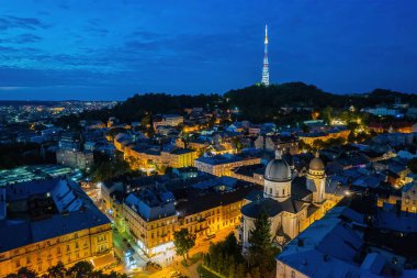 Eski Avrupa şehrinin üzerinde günbatımında panoramik manzara. Kuş bakışı.