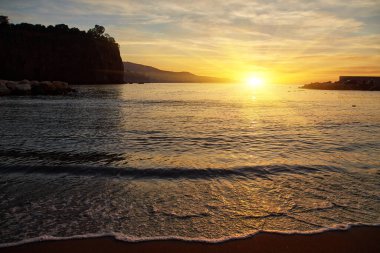 Amalfi Sahili ve İtalya 'nın Meta köyü manzaralı. Deniz kenarı tatil köyü.