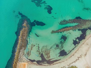 Puglia, İtalya 'daki Torre Guaceto çevresindeki deniz manzarası. Çekim, yerin morfolojisinin katmanlarını ve doğanın bu alanın tipik renklerini arttırır..