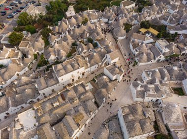 Alberobello 'nun havadan görünüşü, Itria Vadisi, Puglia' daki Trulli şehri. İtalya 'nın Apulia bölgesinin Murge bölgesinde konik çatısı olan geleneksel Apulian taş barakaları. Güney İtalya 'daki Trulli şehri