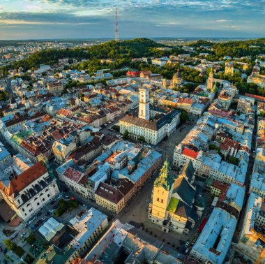Ukrayna 'nın Lviv şehrinin tarihi merkezine insansız hava aracından panoramik yaz manzarası