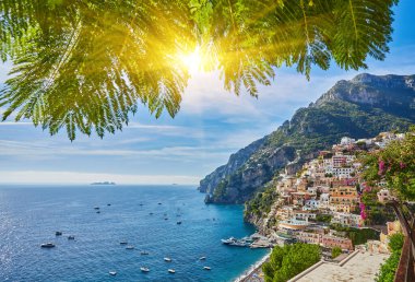 Görünüm Positano şehir çiçeklerle, Amalfi Coast, İtalya
