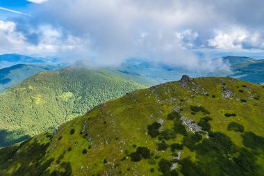 Sisli dağların huzurlu manzarası. Karpatlar 'ın Ukrayna, Avrupa' daki dağlarının bulunduğu yer. Hava fotoğrafçılığı, insansız hava aracı görüntüsü. Toprağın güzelliğini keşfedin.