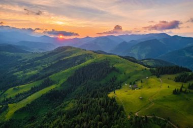 Tüylü bulutlarla kaplı güzel dağ ormanlarının hava manzarası. Drone fotoğrafçılığı