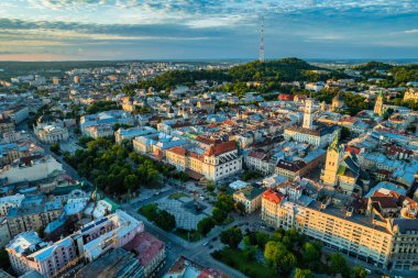 Ukrayna 'nın Lviv şehrinin tarihi merkezine insansız hava aracından panoramik yaz manzarası