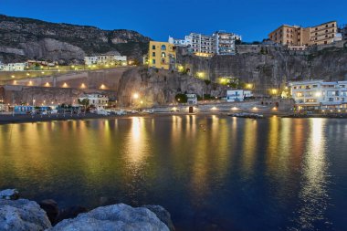 Amalfi Sahili ve İtalya 'nın Meta köyü manzaralı. Deniz kenarı tatil köyü.