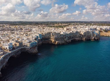 Polignano bir Mare drone atışı. Cala Paura 'nın Puglia, Polignano' daki hava görüntüsü. Güney İtalya 'nın en ünlü plajı..
