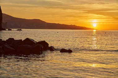 İtalya 'da Sorrento yakınlarında küçük bir köy olan Meta di Sorrento plajları ve denizi.