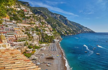 Positano 'nun panoramik manzarası. Rahat plajları ve İtalya' nın Campania kentindeki Amalfi Sahili 'ndeki mavi deniz manzarası. Amalfi kıyıları Avrupa 'da popüler seyahat ve tatil beldesidir..