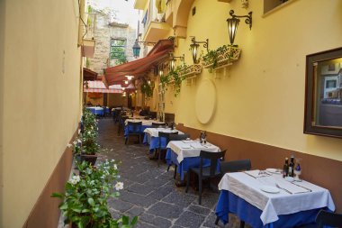 Amalfi kıyısında İtalya'da eski turistik Avrupa kentinde yaz boş açık kafe