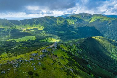 Tüylü bulutlarla kaplı güzel dağ ormanlarının hava manzarası. Drone fotoğrafçılığı