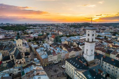 Ukrayna 'nın Lviv kentindeki eski şehrin çatıları. Avrupa şehrinin büyülü atmosferi. Şehir simgesi, belediye binası ve ana meydan. Drone fotoğrafı.
