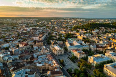 Ukrayna 'nın Lviv şehrinin tarihi merkezine insansız hava aracından panoramik yaz manzarası