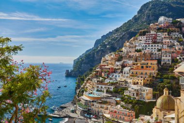 Positano 'nun panoramik manzarası. Rahat plajları ve İtalya' nın Campania kentindeki Amalfi Sahili 'ndeki mavi deniz manzarası. Amalfi kıyıları Avrupa 'da popüler seyahat ve tatil beldesidir..