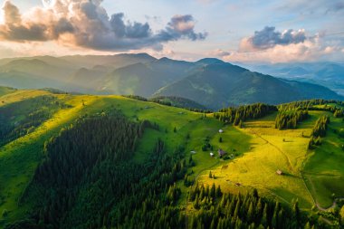 Tüylü bulutlarla kaplı güzel dağ ormanlarının hava manzarası. Drone fotoğrafçılığı