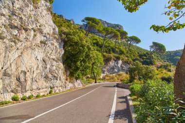 İtalya 'daki Amalfi Sahili boyunca kıvrımlı yol.