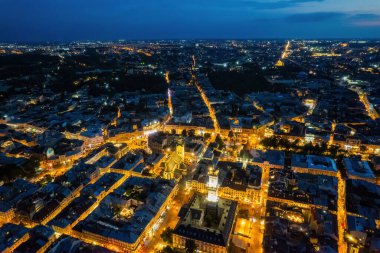 Lviv gece şehir merkezinde, hava manzaralı bir yerde.