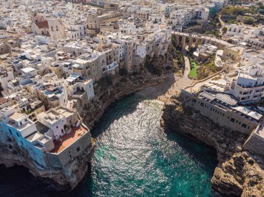 Polignano bir Mare drone atışı. Cala Paura 'nın Puglia, Polignano' daki hava görüntüsü. Güney İtalya 'nın en ünlü plajı..