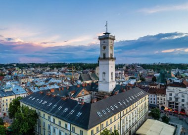 Ukrayna 'nın Lviv şehrinin tarihi merkezine insansız hava aracından panoramik yaz manzarası