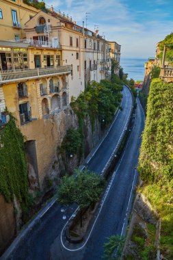 Sorrento, İtalya 'nın yazlık manzarasının içinde denize giden ünlü bir yoldur. Amalfi Sahili