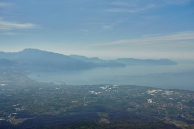Napoli, Campania bölgesi, İtalya, Avrupa ve AB 'deki Vezüv Yanardağı' ndan panoramik manzara. Bulutlu bir günde Capri ve Akdeniz kıyılarına bakıyorum..