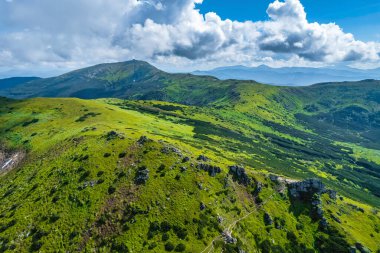 Tüylü bulutlarla kaplı güzel dağ ormanlarının hava manzarası. Drone fotoğrafçılığı