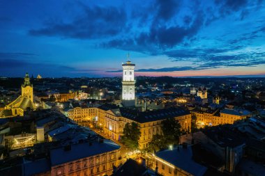 Lviv gece şehir merkezinde, hava manzaralı bir yerde.