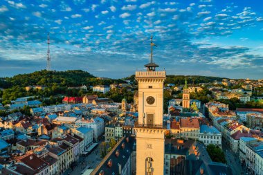 Ukrayna 'nın Lviv kentindeki eski şehrin çatıları. Avrupa şehrinin büyülü atmosferi. Şehir simgesi, belediye binası ve ana meydan. Drone fotoğrafı.