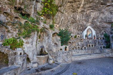 Grotta di Fornillo Mağara Çekimi Positano, İtalya.