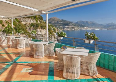 Amalfi kıyısında İtalya'da eski turistik Avrupa kentinde yaz boş açık kafe