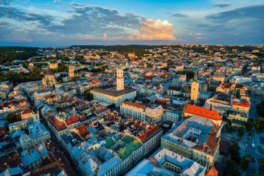 Ukrayna 'nın Lviv kentindeki eski şehrin çatıları. Avrupa şehrinin büyülü atmosferi. Şehir simgesi, belediye binası ve ana meydan. Drone fotoğrafı.