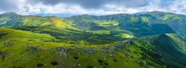 Tüylü bulutlarla kaplı güzel dağ ormanlarının hava manzarası. Drone fotoğrafçılığı