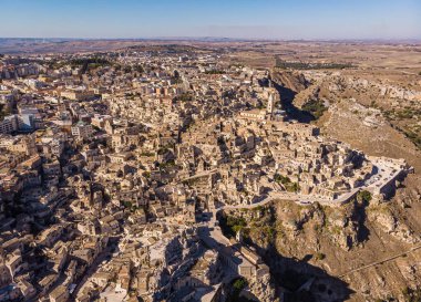 Yukarıdan bakıldığında, Matera 'nın güzel bir gündoğumu sırasında gökyüzünün çarpıcı görüntüsü. Matera, İtalya 'nın güneyindeki Basilicata bölgesinde kayalık bir çıkıntı üzerine kurulmuş bir şehirdir..