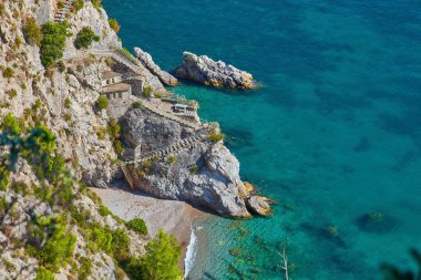 Tyrhenian Denizi kıyısındaki Rocky Cliffs ve Mountain Peyzajı. Amalfi Sahili, İtalya. Doğa Arkaplanı.