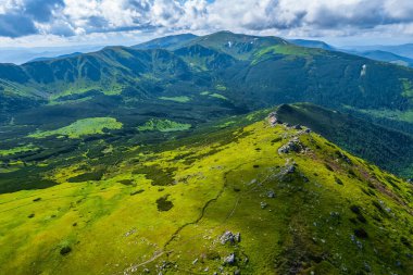 Tüylü bulutlarla kaplı güzel dağ ormanlarının hava manzarası. Drone fotoğrafçılığı