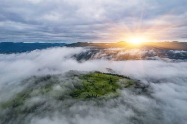 Sabah gökyüzü altında bulutlu görkemli dağlar. Fırtınadan önce bulutlu gökyüzü. Carpathian, Ukrayna, Avrupa.