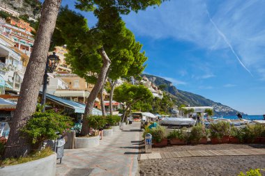 Positano 'nun panoramik manzarası. Rahat plajları ve İtalya' nın Campania kentindeki Amalfi Sahili 'ndeki mavi deniz manzarası. Amalfi kıyıları Avrupa 'da popüler seyahat ve tatil beldesidir..