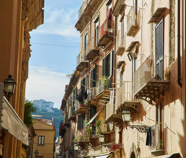 イタリアのソレントの通りの眺め 岩の間の海への美しい道をSorrento — ストック写真