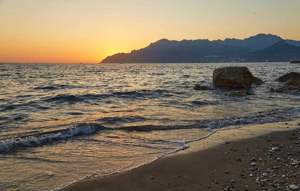 ティレニア海によるロッキー崖と山の風景 イタリアのアマルフィ海岸 自然背景 日没の空 — ストック写真