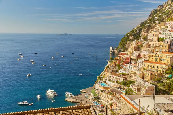 意大利坎帕尼亚阿马尔菲海岸的波西塔诺全景 拥有舒适的海滩和蓝色的大海 阿马尔菲海岸是欧洲最受欢迎的旅游地和全天旅游地 — 图库照片