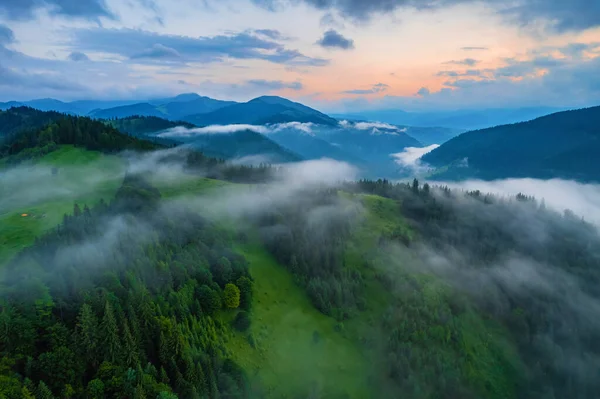 Fog Envelops Mountain Forest Rays Rising Sun Break Fog Aerial — Stock Photo, Image