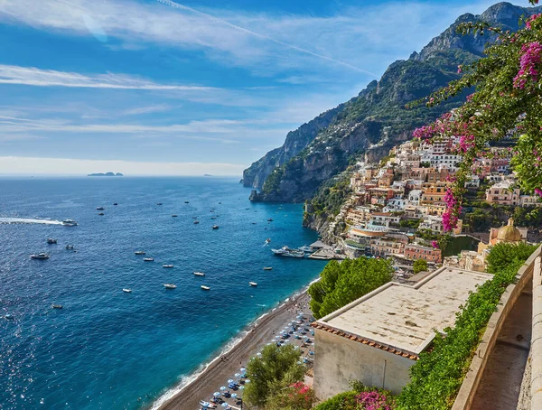 Widok Miasta Positano Kwiatami Wybrzeże Amalfi Włochy — Zdjęcie stockowe