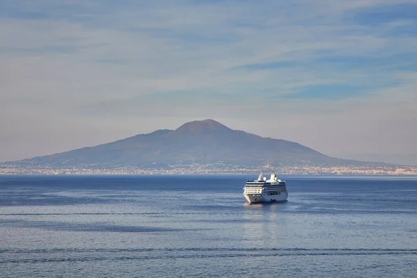 Vesuvius Vulcano Dilihat Dari Pelabuhan Sorento Italia — Stok Foto