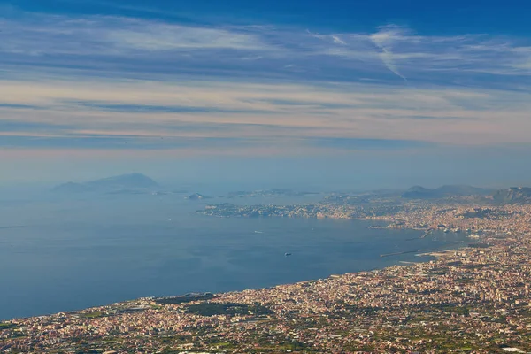 从那不勒斯湾的维苏威火山俯瞰全景 那不勒斯省 坎帕尼亚地区 意大利 在多云的天气里观察卡普里岛和地中海海岸线 — 图库照片