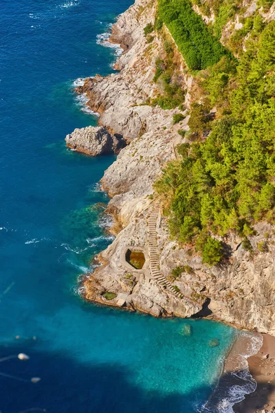 Skaliste Klify Górski Krajobraz Nad Morzem Tyrreńskim Wybrzeże Amalfi Włoszech — Zdjęcie stockowe