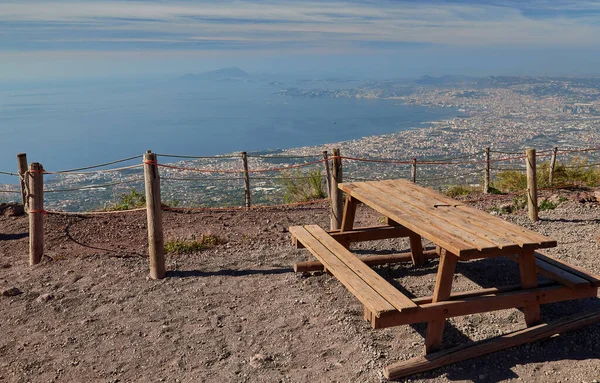 维苏夫火山景观和休闲长椅 可俯瞰那不勒斯 旅游概念 意大利 — 图库照片