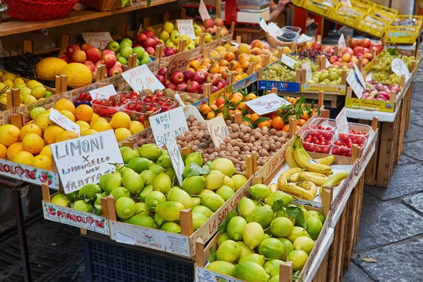 Citrusvruchtenkraam Met Citroenen Sinaasappelen Legkippen Fruitmarkt Sorento Italië — Stockfoto